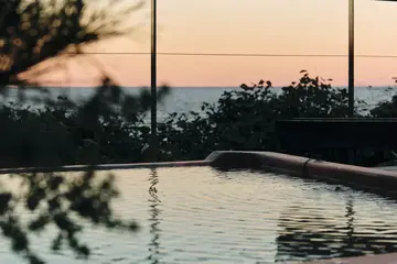 絶景とテクノロジーが融合 SANU初の貸切露天温泉&サウナ、伊豆に開業 画像