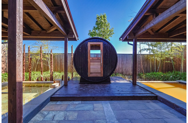 貸切温泉スペースに新設した木製のバレルサウナ「-SAUNA RUHE-」