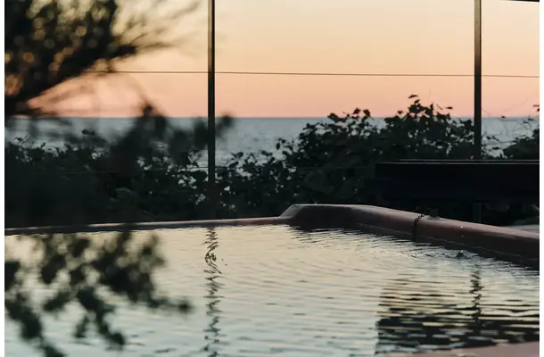 絶景とテクノロジーが融合 SANU初の貸切露天温泉&サウナ、伊豆に開業