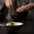 主人が点てた抹茶を掛ける