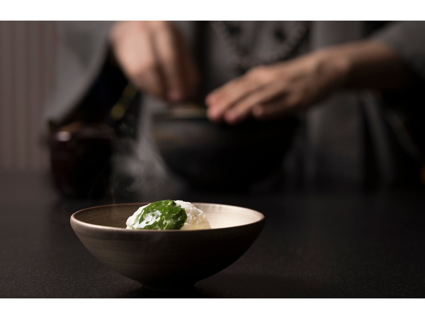 主人が点てた抹茶を掛ける