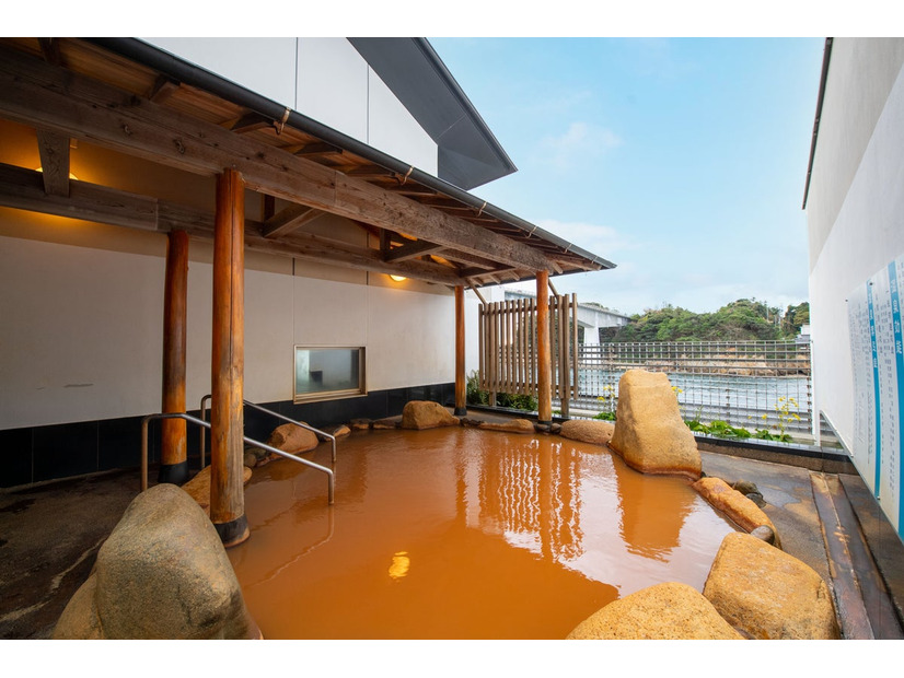 鉄分、マンガン、ミネラルを多く含んだ赤褐色が特徴的な「紅湯」