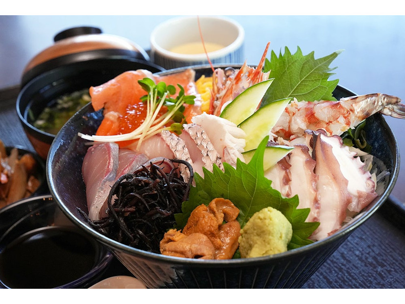 名物の上関車海老をはじめ新鮮な刺身を使った豪華海鮮丼