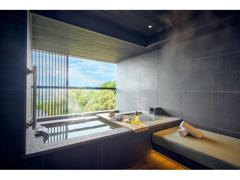 星野リゾート「界 遠州」に煎茶×温泉の新客室「茶ごもり特別室」誕生──89㎡露天風呂付き、50通りの煎茶体験