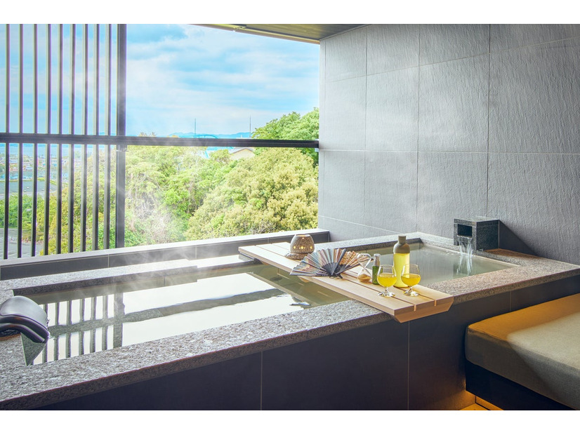 星野リゾート「界 遠州」に煎茶×温泉の新客室「茶ごもり特別室」誕生──89㎡露天風呂付き、50通りの煎茶体験