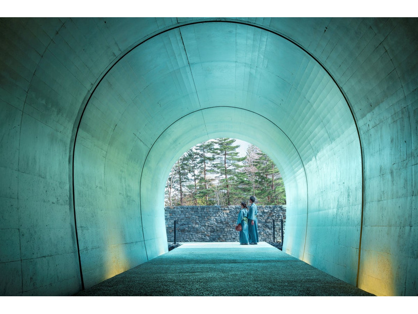星野リゾート「界 草津」が6月7日開業——宿泊者専用トンネルで温泉街と木立の湯宿をつなぐ新体験