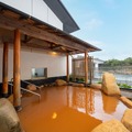 鉄分、マンガン、ミネラルを多く含んだ赤褐色が特徴的な「紅湯」