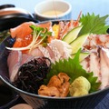 名物の上関車海老をはじめ新鮮な刺身を使った豪華海鮮丼