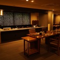 川治温泉「祝い宿 寿庵」が炭火オープンキッチンダイニングにリニューアル——2時間かけた岩魚の塩焼きなど里山の味を提供
